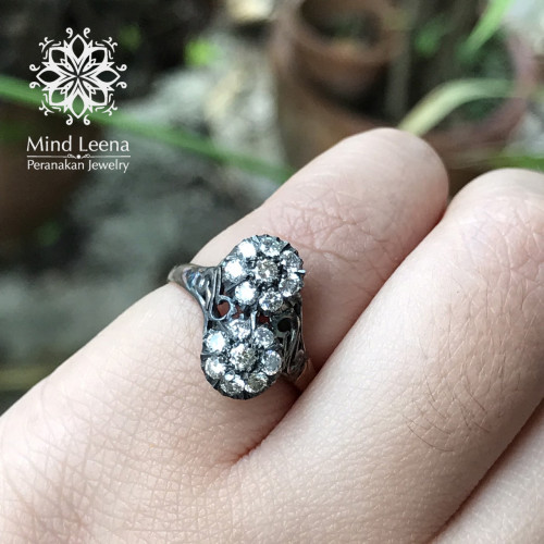 แหวนเพชรกระจุกไขว้ Antique Brilliant Cut Diamond Ring.