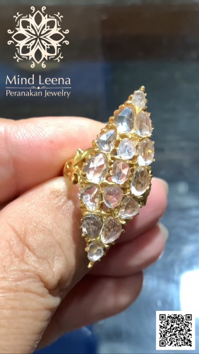 แหวนทรงข้าวหลามตัดหรือแหวนบาแหยะประดับด้วยบุษน้ำเพชรโบราณ