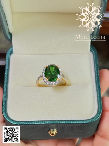 แหวนพลอยเขียวประดับเพชรสวิส(งานลูกค้าสั่งทำ)