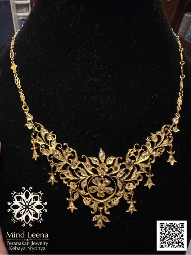 สร้อยคอระย้ามัสโตร่าประดับเพชรซีกเหลี่ยมลูกโลกโบราณ