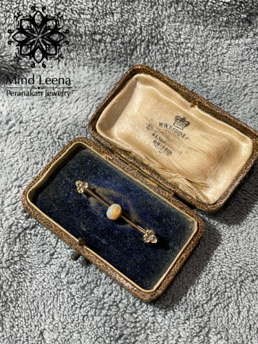 เข็มกลัดโอปอล์ประดับเพชรแท้โบราณ พร้อมกล่องเดิมจากร้าน