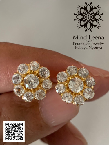 ต่างหูกระจุกเพชรก้นตัดโบราณ อายุ 120-130 ปี