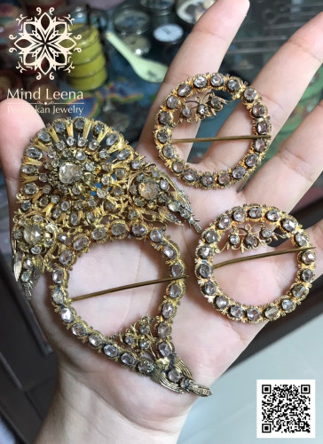 เข็มกลัดกอรอสังยอหยาประดับบุษน้ำเพชรโบราณ งานเก่า อายุเกิน 120 - 150 ปี