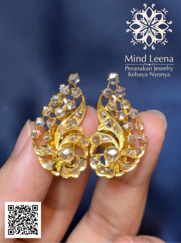 ต่างหูหางหงส์ประดับเพชรซีกโบราณ