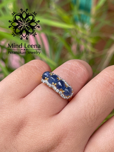 แหวนแถวไพลินประดับเพชรเหลี่ยมเกสร 1
