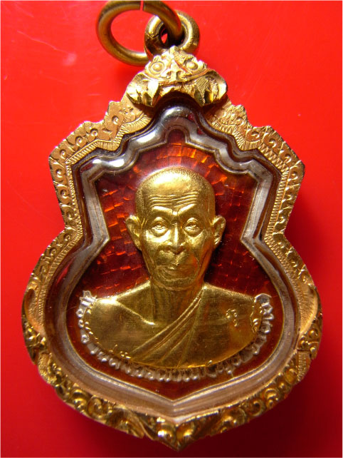 เหรียญฉลองอายุ ๗๓ ปี เนื้อเงินลงยาสีแดง หน้าทองคำ เลี่ยมทองแท้ หลวงพ่อพุธ ฐานิโย วัดป่าสาลวัน