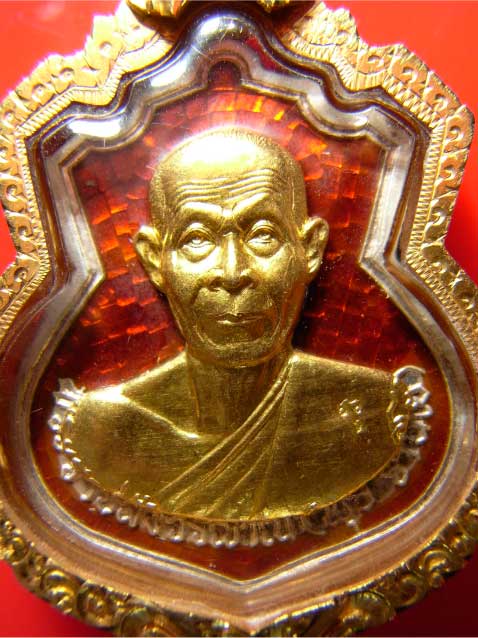 เหรียญฉลองอายุ ๗๓ ปี เนื้อเงินลงยาสีแดง หน้าทองคำ เลี่ยมทองแท้ หลวงพ่อพุธ ฐานิโย วัดป่าสาลวัน 2