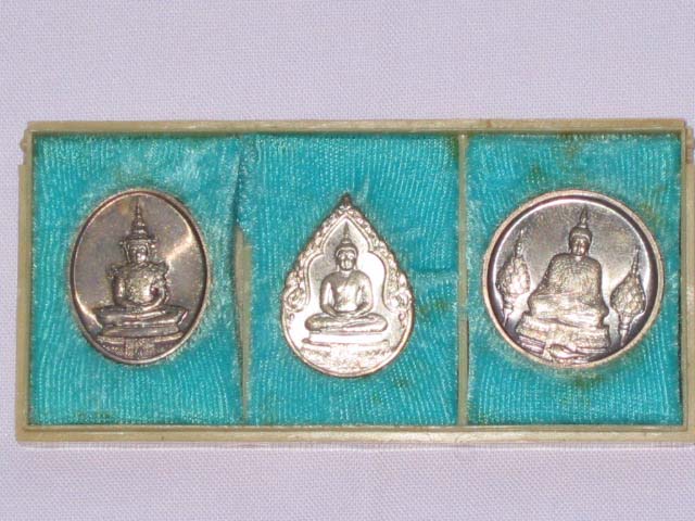 เหรียญพระแก้วมรกต รุ่นฉลอง 200 ปี กรุงเทพมหานคร  เนื้อเงิน พิมพ์แก้วมรกต 3ฤดู สภาพเดิม