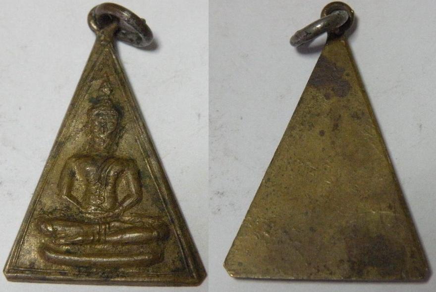 เหรียญพระพุทธ พิมพ์สามเหลี่ยม หูและห่วงเชื่อม เนื้อฝาบาตร