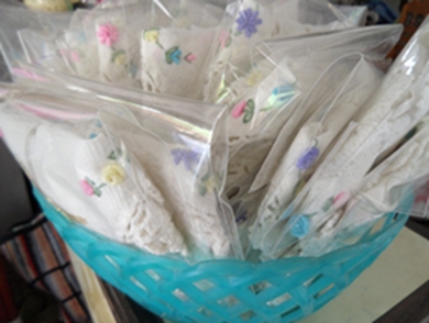ผ้าหุ้มกล่องกระดาษใส่ทิชชูสี่เหลี่ยมสีขาวปักดอกถักโคเชร์ 6