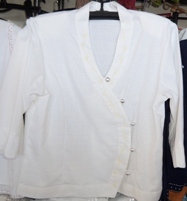 เสื้อผ้าฝ้ายปักลายดอกที่คอเสื้อกระดุมเงิน 9