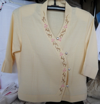 เสื้อผ้าฝ้ายปักลายดอกที่คอเสื้อกระดุมเงิน 8