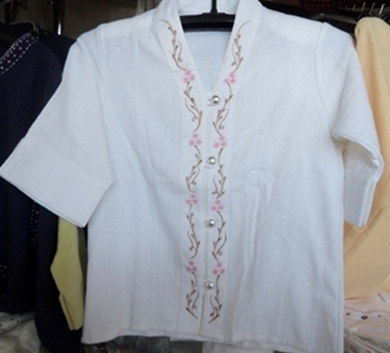 เสื้อผ้าฝ้ายปักลายดอกที่คอเสื้อกระดุมเงิน 2