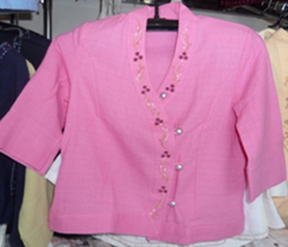 เสื้อผ้าฝ้ายปักลายดอกที่คอเสื้อกระดุมเงิน 4