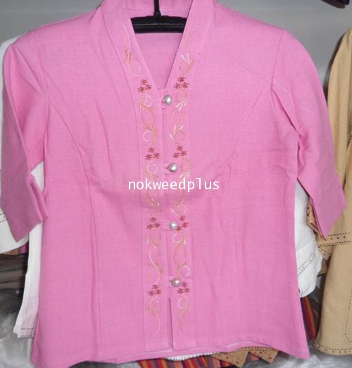 เสื้อผ้าฝ้ายปักลายดอกที่คอเสื้อกระดุมเงิน 1