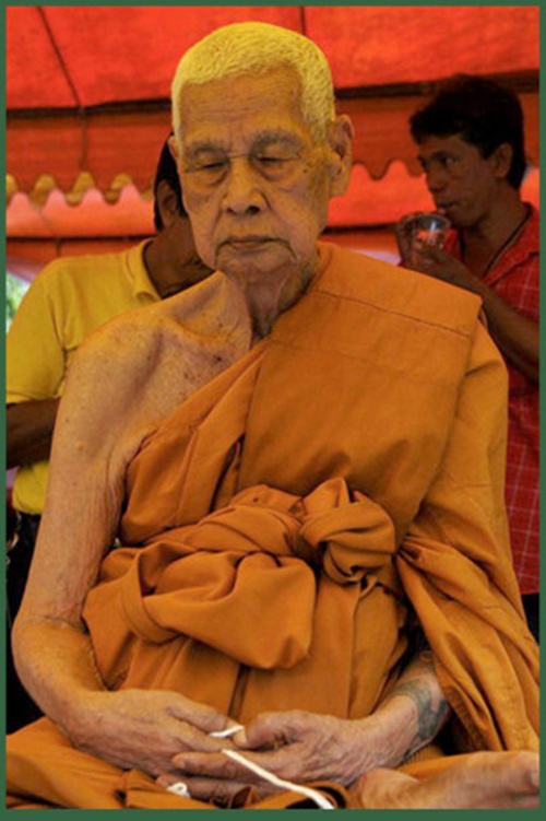 พระขุนแผนหลังสีสะแรงแงง เนื้อผงพุทธคุณโรยไม้งิ้วดำ วัดเขาช่องกลิ้งช่องกรด 2556 4