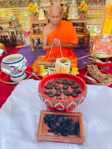 พระขุนแผน รุ่นแรก ตะกรุดทองเงิน ฝังอิ่นไม้งิ้วดำ  ครูบาอินสม วัดท้าวพญาผาบ 2565 4