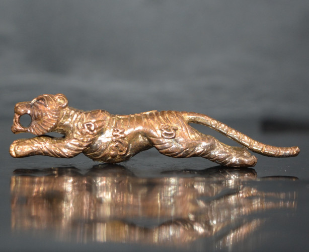  เสือ เนื้อสัมฤทธิ์รมดำ รุ่นอายุยืน หลวงปู่คีย์ วัดศรีลำยอง 2557 