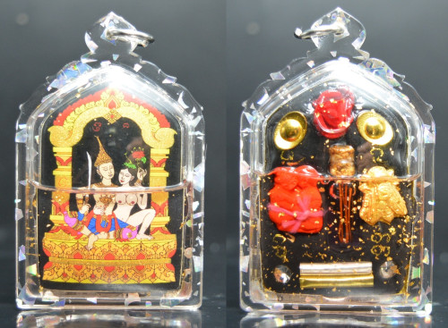 ล็อกเก็ตเพชรพญาธร ฉากดำเลี่ยมน้ำมันมหาเสน่ห์ รุ่นเสน่ห์เวียงแหง ครูบาหน่อง วัดอุทัยธาราม 2568