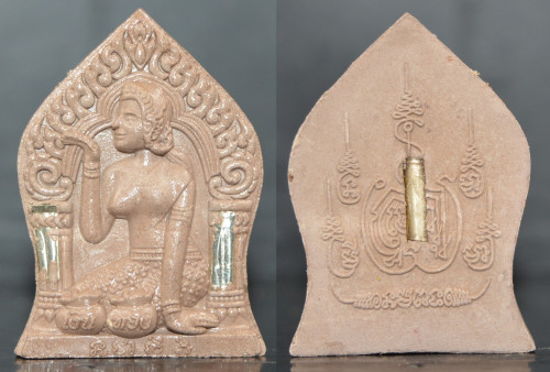 แม่นางกวักทิพย์สมบัติ เนื้อผงว่านยาวาสนาพารวย ฝังตะกรุดเงิน 3 ดอก  หลวงปู่น้อย วัดบ่อหลวง 2553