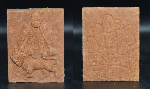 พระผงรูปเหมือนนั่งสิงห์คุ้มดวง หลังฝ่ามือ เนื้อผงว่านน้ำตาล ครูบาออ พระธาตุดอยจอมแวะ 2557