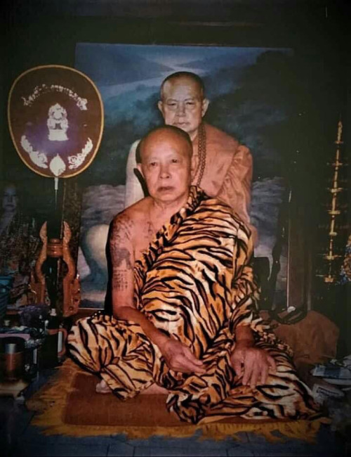 เหรียญนั่งพาน เนื้อทองแดง หลวงปู่พรหมมา วัดสวนหินผานางคอย 2536 2