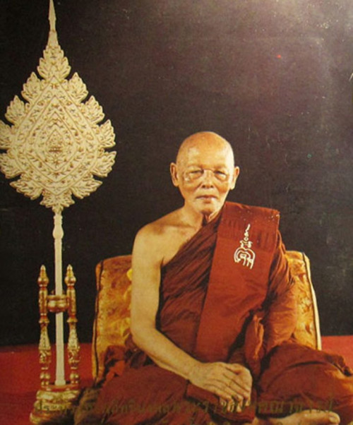 พระผงประจำวัน วันอาทิตย์ เนื้อผงน้ำมัน วัดพระพุทะบาท สระบุรี 2527 1