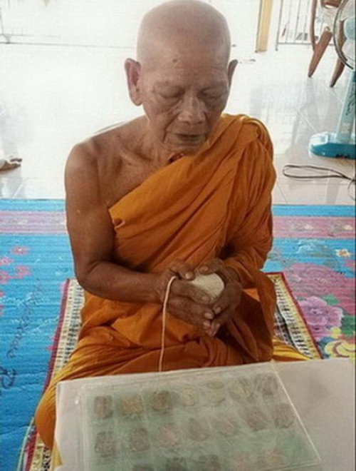 พระขุนแผนปั๊มซ้ำ เนื้อผงผสมผงพรายกุมาร ผงตะไบกริ่งชินบัญชรหลวงปู่ทิม 2563 2