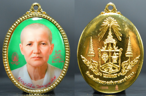 ล็อกเก็ตแม่ชีบุญเรือน ฉากเขียวใส่กรอบ  รุ่นสมปราถนา วัดสัมพันธวงศ์ 2567