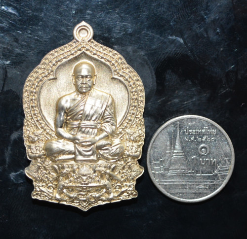 เหรียญนั่งพาน รุ่นสร้างบารมี เนื้ออัลปาก้า พระมหาสุรศักดิ์ วัดประดู่อารามหลวง ปลุกเสก 2564 1