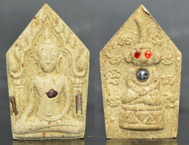 พระขุนแผนหลังงั่งตาแดง เนื้อผงไม้ตะเคียนสีครีม รุ่นมั่งมีเงินทอง หลวงปู่คีย์ วัดศรีลำยอง 2549