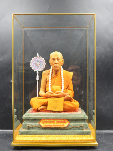 รูปเหมือนหลวงปู่คำบุ ขนาดบูชา เนื้อเรซิ่น  หลวงปู่คำบุ วัดกุดชมภู 2556