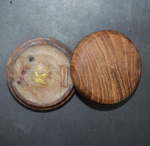 สีผึ้งเนื้อหอม รังผึ้งร้าง ขวางเดือน ขวางตะวัน รุ่นแรก เจ้าปู่จั่นต่า กาวิสาระ 2566