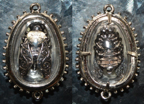 แมลงภู่คำ เนื้อสัมฤทธิ์ชุบแบล็คหัวใจเงิน รุ่นรวยทรัพย์ ครูบาเต่า วัดอุโบสถบ้านเหล่า กรอบเลี่ยมกันน้ำ