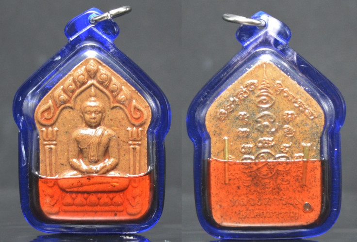 พระขุนแผนหน้าทอง เนื้อผงมหาเสน่ห์ สีน้ำตาล เลี่ยมน้ำมันว่านไก่แดง หลวงตารวม วัดโคกสำราญ 2562