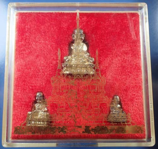 รุ่นสร้างเจดีย์ปี ๓๓ ชุดกรรมการ ๓ องค์ หลวงปู่ทวด วัดช้างให้ จังหวัดปัตตานี เนื้อเงินสวยกริ๊บยันกล่อ 1