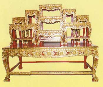 โต๊ะบูชา หน้า10หมู่9 ขาสิงห์แกะลายไทย ปิดทองร่องสี  code 03441
