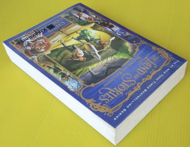 THE LAND OF STORIES : BEYOND THE KINGDOMS BY CHRIS COLFER