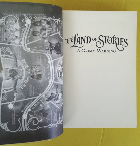 THE LAND OF STORIES : A GRIMM WARNING BY CHRIS COLFER