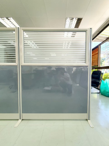 พาทิชั่นกั้นห้องทำงาน แบบครึ่งกระจกขัดลาย
