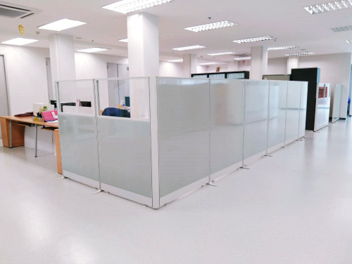 พาทิชั่นกั้นห้องทำงาน แบบครึ่งกระจกใส