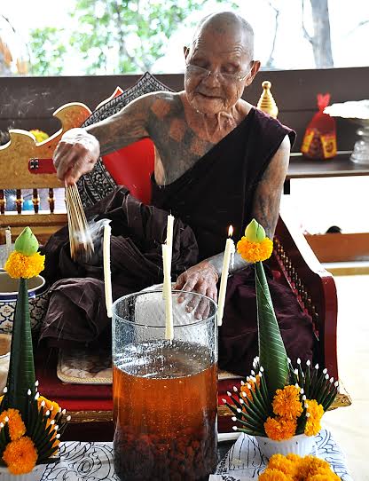พญากบกินเดือน เนื้อผงรุ่นแรก  ครูบาออ สำนักสงฆ์พระธาตุ ดอยจอมแวะ ฝังตะกรุดเงิน 1 ดอก 1