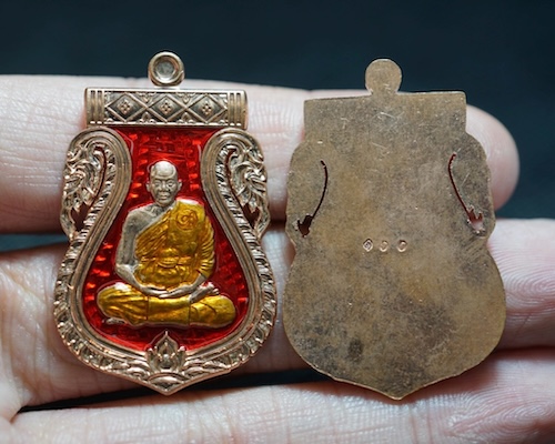 เหรียญเสมา รุ่น สรงน้ำ ๖๗ (เนื้อทองแดงฉลุลงยาแดง) หลวงพ่อท่านเจ้าคุณชำนาญ วัดชินวรารามวรวิหาร 2