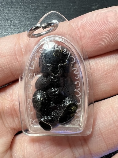 เทวดาน้อยเรียกทรัพย์ (ไม้ดำดง) พระครูปลัดชัยนรินทร์, วัดดงฤาษี, จ.ลำพูน 1