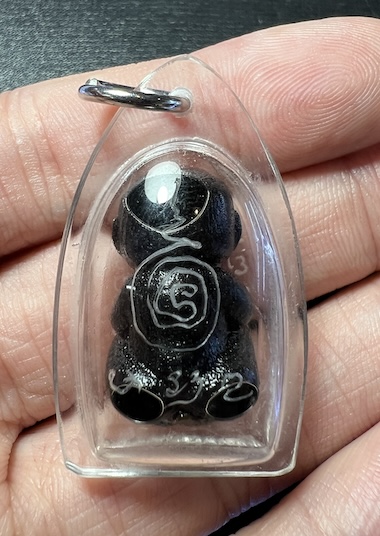 เทวดาน้อยเรียกทรัพย์ (ไม้ดำดง) พระครูปลัดชัยนรินทร์, วัดดงฤาษี, จ.ลำพูน 2