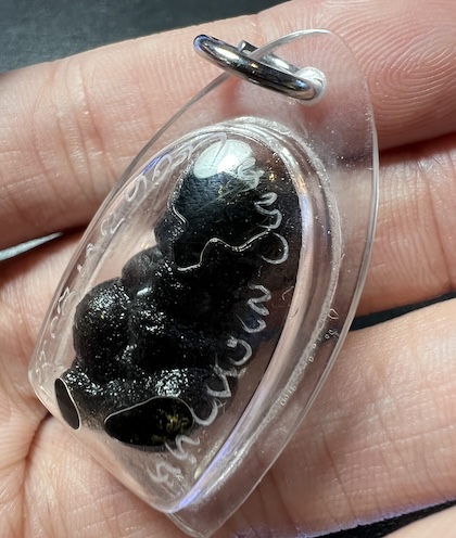 เทวดาน้อยเรียกทรัพย์ (ไม้ดำดง) พระครูปลัดชัยนรินทร์, วัดดงฤาษี, จ.ลำพูน 3