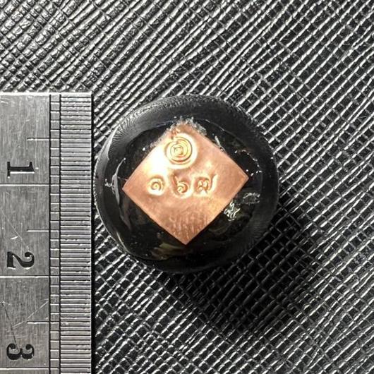 ลูกอมเสน่ห์มอญรามัญ (ตะกรุดทองแดง, สีดำ) อาจารย์อัฑฒกร โพธิ์ดี (อาจารย์อัฑสักยันต์มอญ)