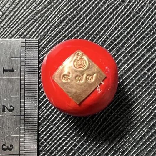 ลูกอมเสน่ห์มอญรามัญ (ตะกรุดทองแดง, สีแดง) อาจารย์อัฑฒกร โพธิ์ดี (อาจารย์อัฑสักยันต์มอญ)