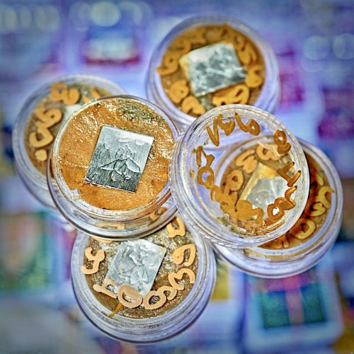 สีผึ้งแมงวันคำปถมังโลกีย์ Plenty Pleasures Golden Fly Wax 2