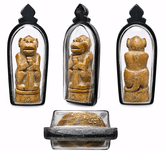 พญาวานร (แกะจากกัลปังหาขาว) Monkey King. (carved from white coral)